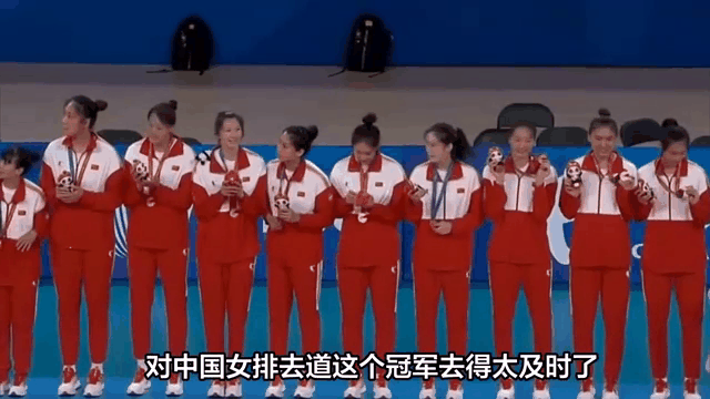 羽毛球队在比赛中受伤退赛，中国女排主帅表示担忧